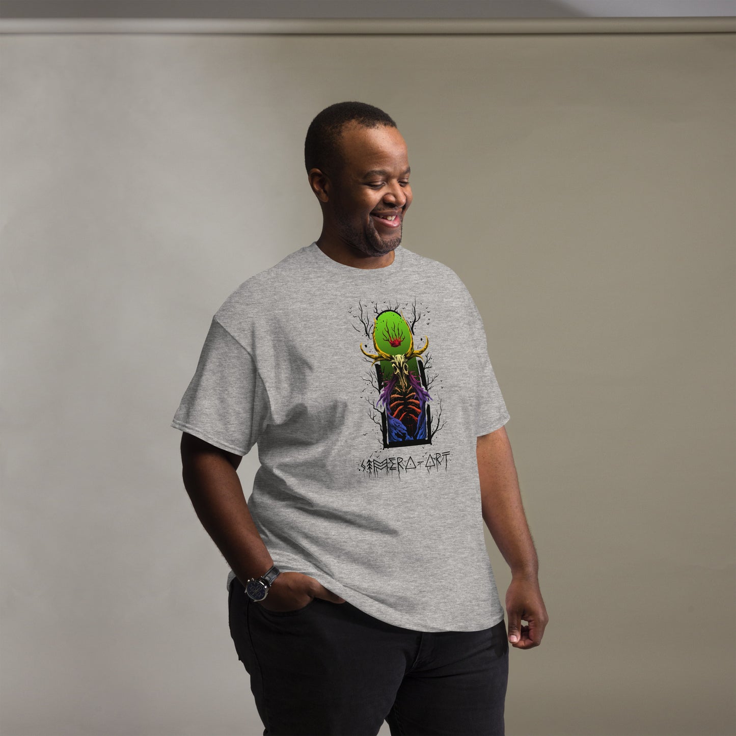 Las mangas y el ajuste clásico aseguran un estilo limpio y cómodo, ideal para combinar con cualquier outfit casual.