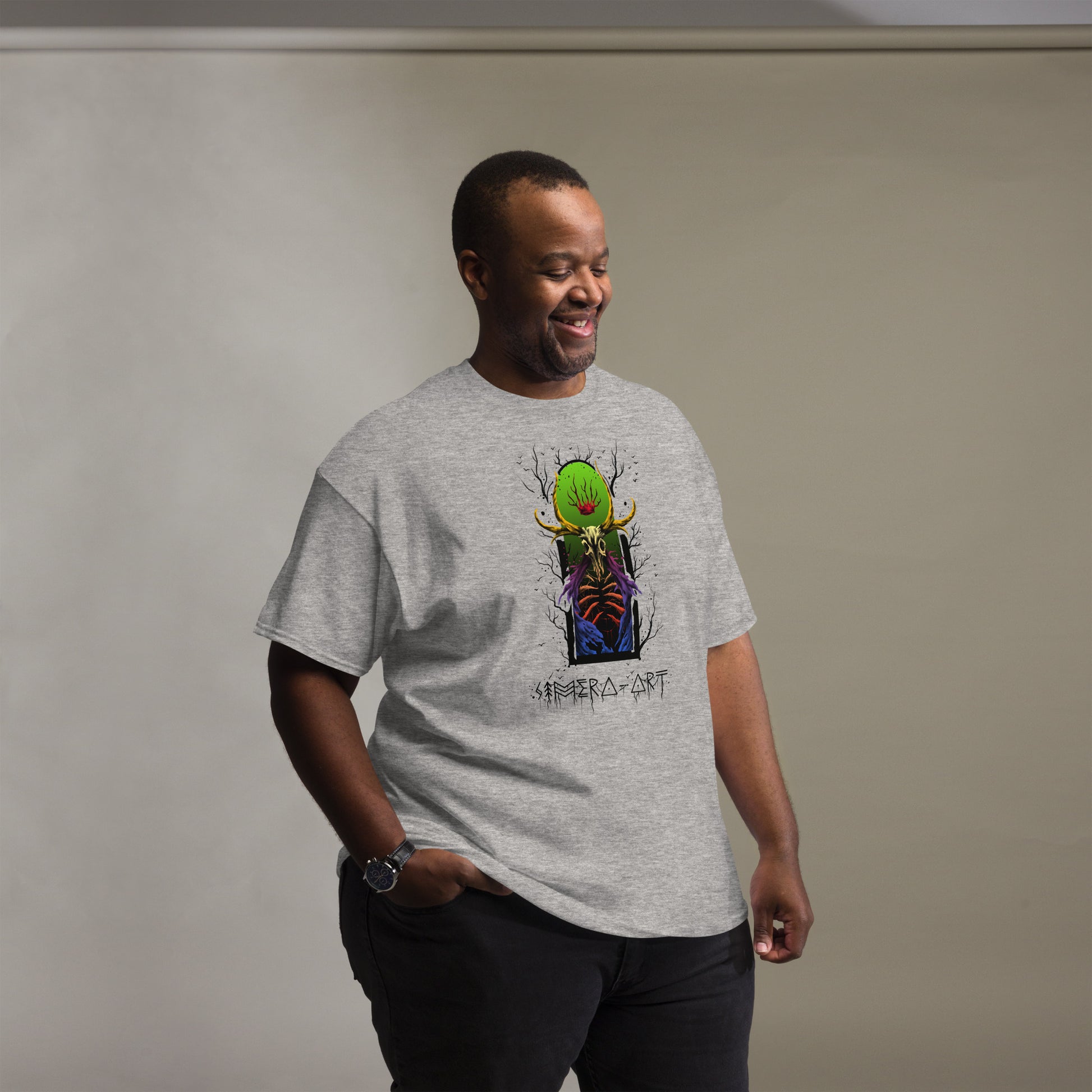 Las mangas y el ajuste clásico aseguran un estilo limpio y cómodo, ideal para combinar con cualquier outfit casual.