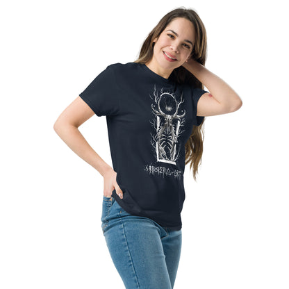Lleva el espíritu del bosque con esta camiseta conceptual de Cernunno. Edición limitada para amantes del arte y la mitología.