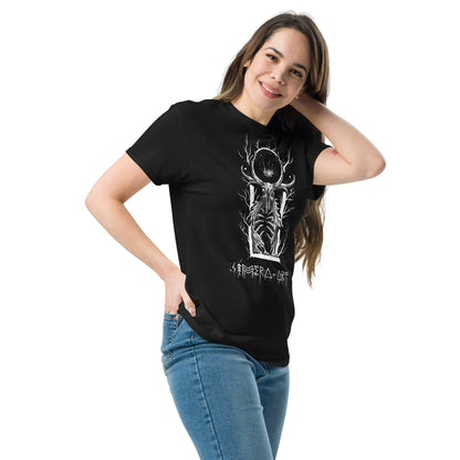 Lleva el espíritu del bosque con esta camiseta conceptual de Cernunno. Edición limitada para amantes del arte y la mitología.