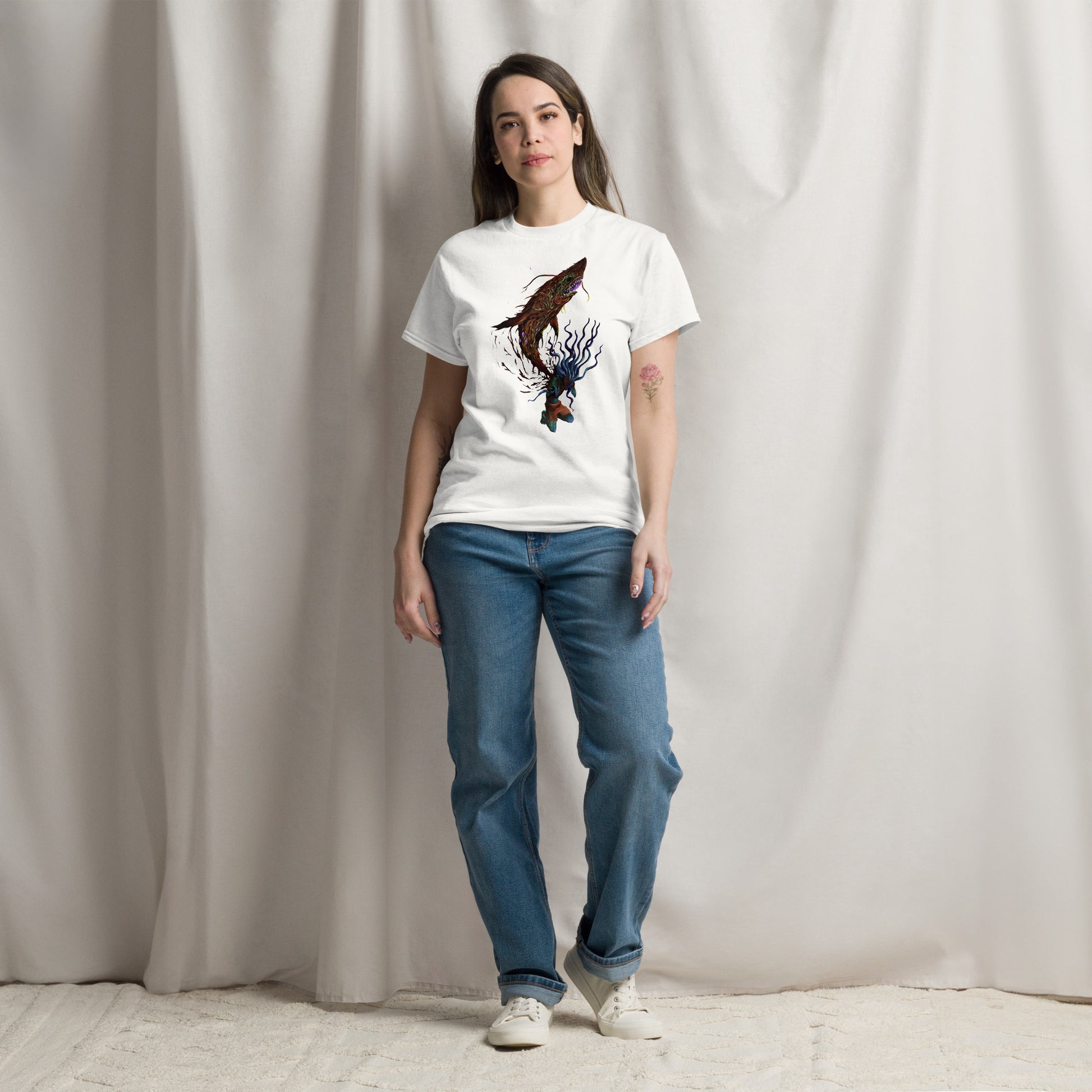 Combinaciones de outfits: Ejemplo de cómo usar la camiseta en un look casual o deportivo.