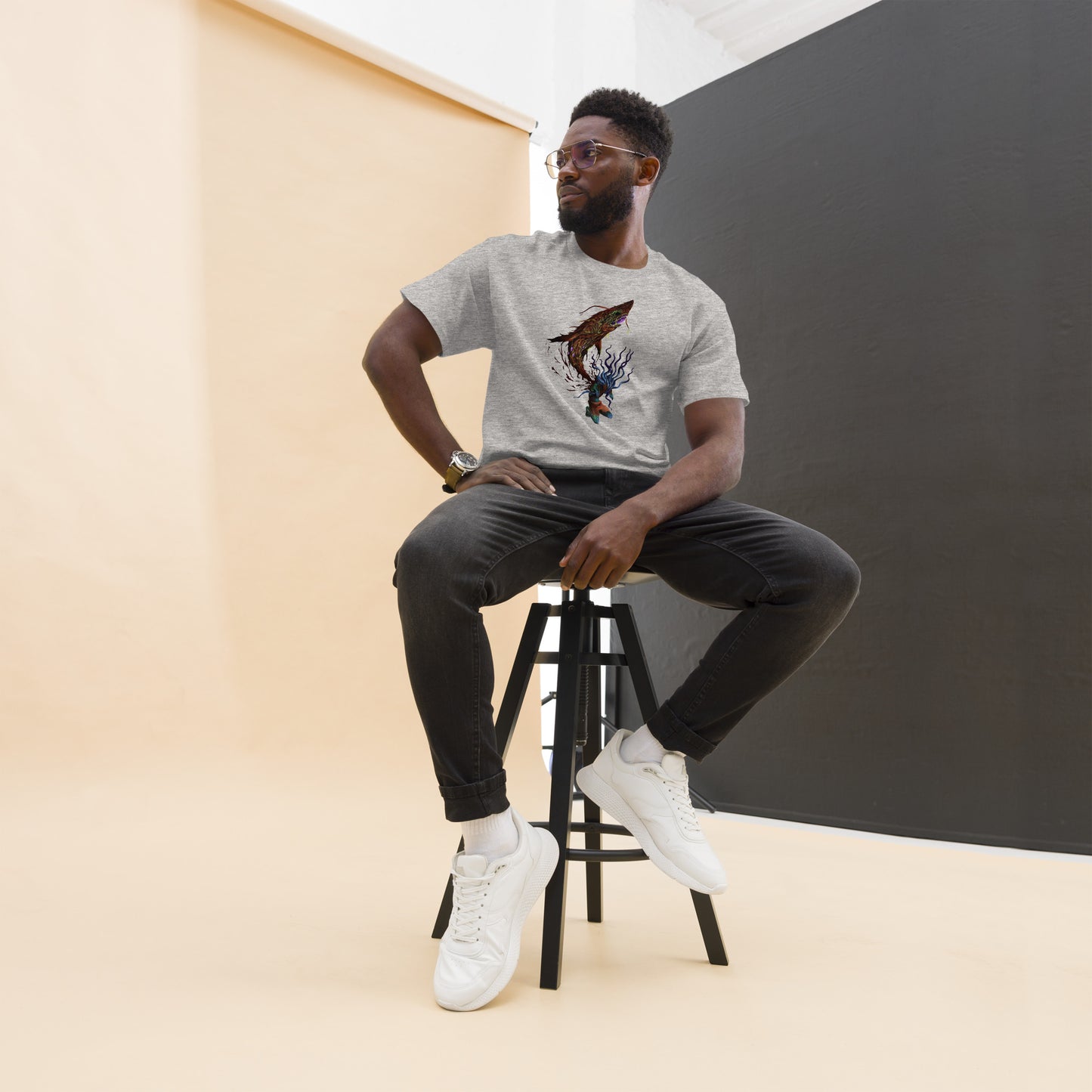 Combinaciones de outfits: Ejemplo de cómo usar la camiseta en un look casual o deportivo.