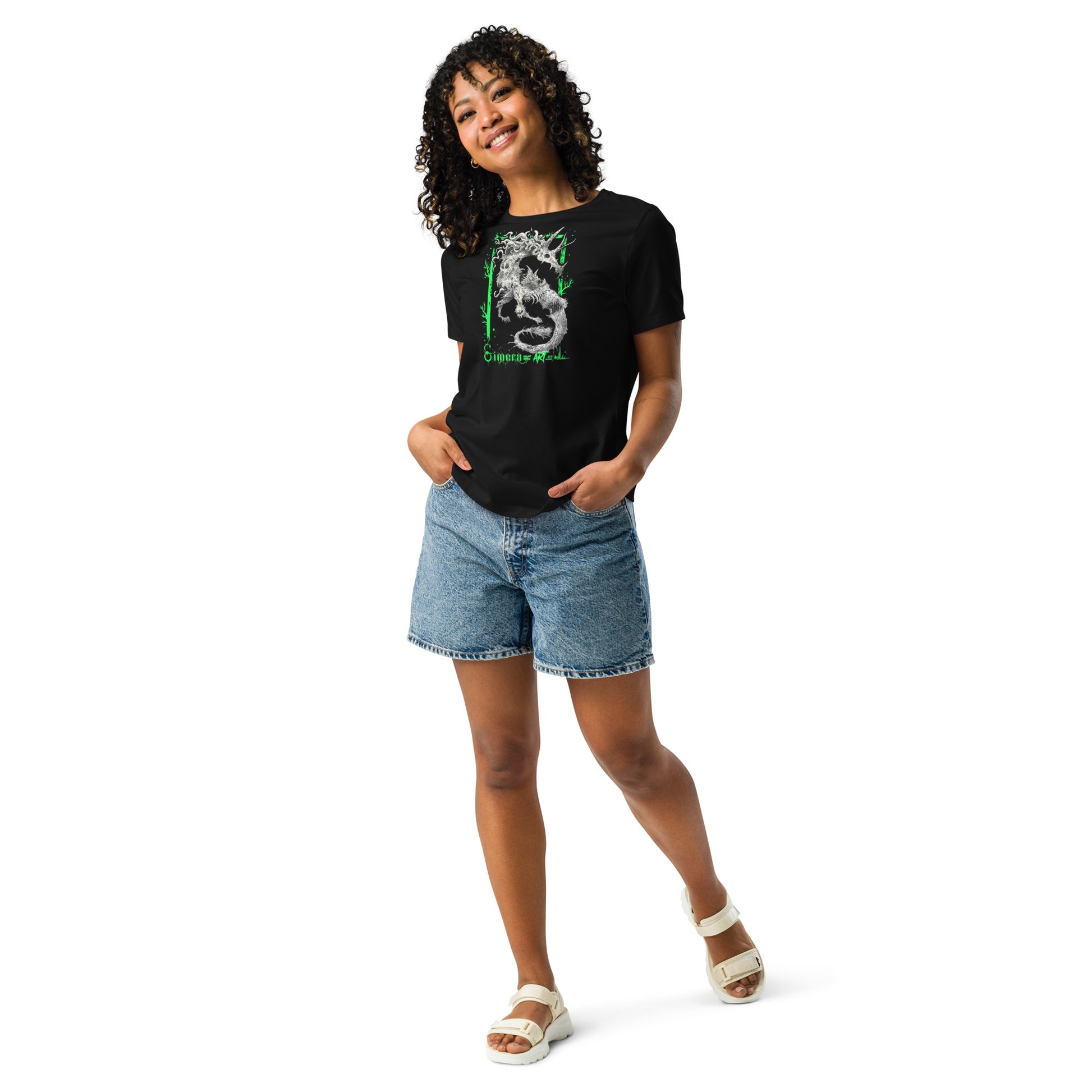 Camiseta Negra Suelta Mujer Hipocamphorror – Estilo Gótico y Comodidad-Combinada con jeans cortos