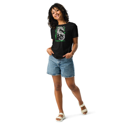 Camiseta Negra Suelta Mujer Hipocamphorror – Estilo Gótico y Comodidad-Combinada con jeans cortos