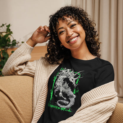Camiseta Negra Suelta Mujer Hipocamphorror – Estilo Gótico y Comodidad-Chica sentada luciendo camiseta de la colección Símera-Art con blazier
