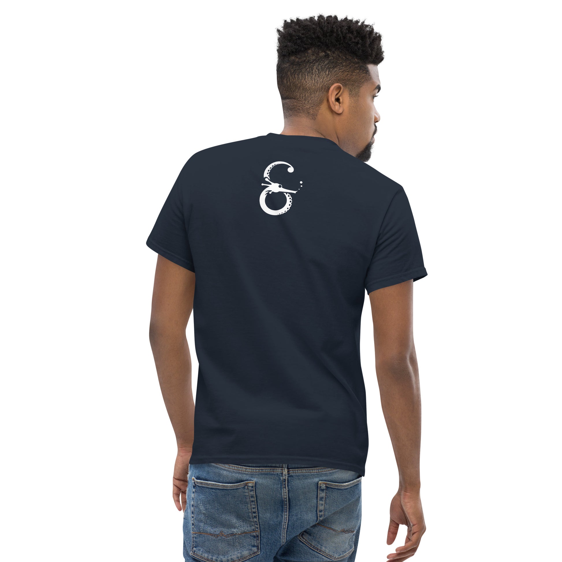 Vista de espalda: Un diseño limpio y minimalista en la parte trasera que equilibra el impacto visual del frente. Perfecta para combinar con estilos modernos y casuales.