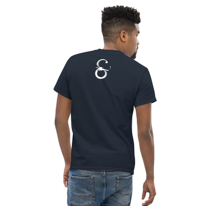Vista de espalda: Un diseño limpio y minimalista en la parte trasera que equilibra el impacto visual del frente. Perfecta para combinar con estilos modernos y casuales.