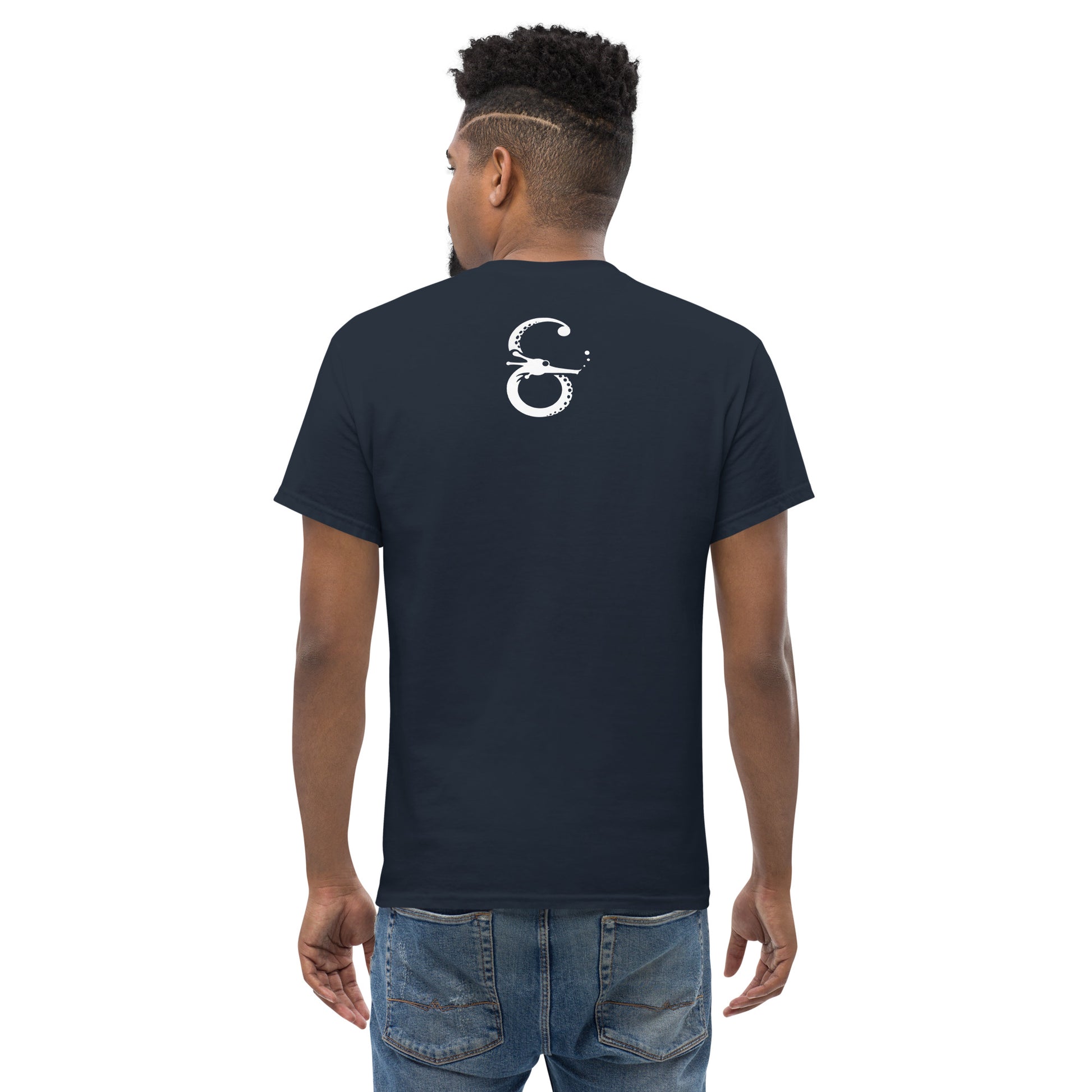 Vista de espalda: Un diseño limpio y minimalista en la parte trasera que equilibra el impacto visual del frente. Perfecta para combinar con estilos modernos y casuales.