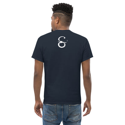 Vista de espalda: Un diseño limpio y minimalista en la parte trasera que equilibra el impacto visual del frente. Perfecta para combinar con estilos modernos y casuales.