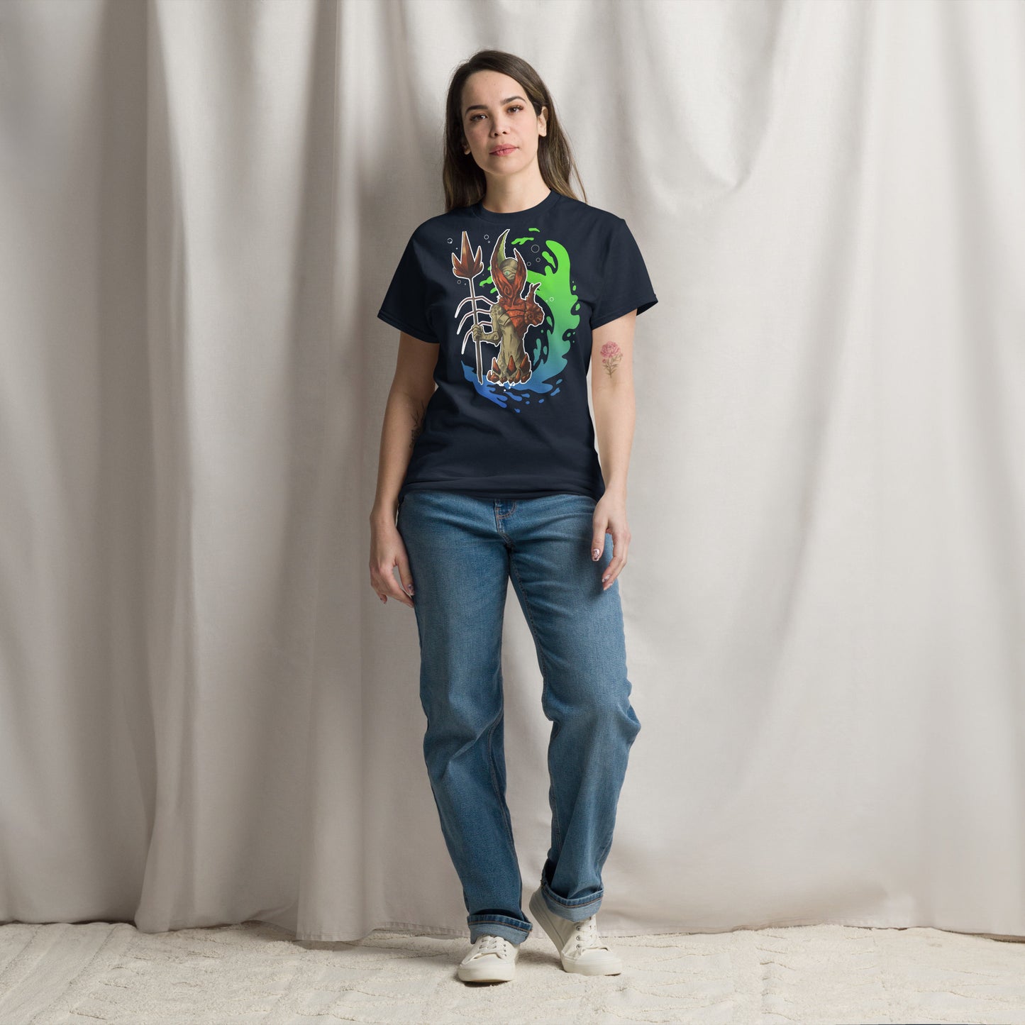 La camiseta "El Guardián del Hades" aporta estilo y comodidad en un corte unisex. Puedes llevarla con pantalones ajustados, faldas o incluso combinarla con chaquetas para un look más versátil.