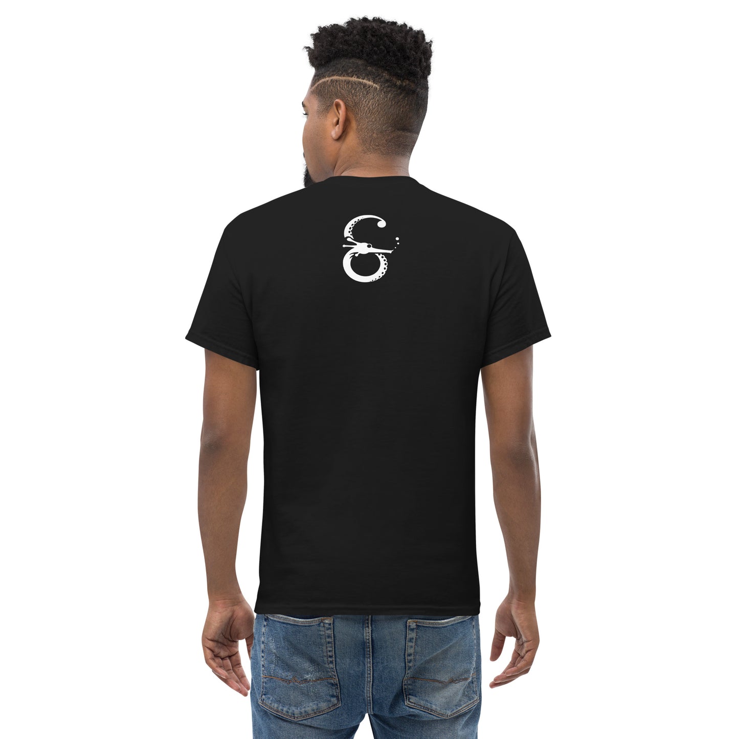 Un diseño limpio y minimalista en la parte trasera que equilibra el impacto visual del frente. Perfecta para combinar con estilos modernos y casuales.