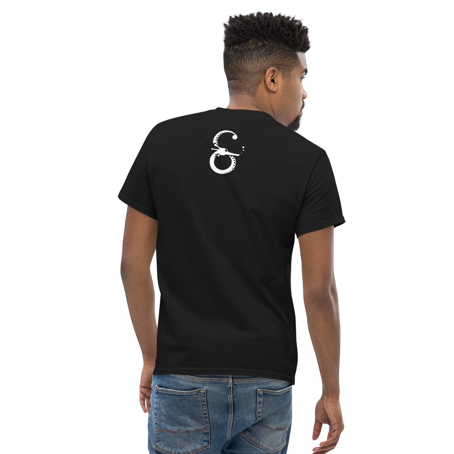Símera-Art. Un diseño limpio y minimalista en la parte trasera que equilibra el impacto visual del frente. Perfecta para combinar con estilos modernos y casuales.