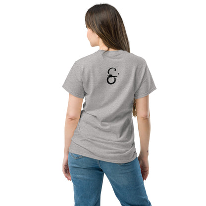 Chica con Camiseta Clásica Unisex El Guardián del Hades – Arte y Estilo Atemporal-color gris-vista de espalda-visión del logro símera-art-colección simera-art.com