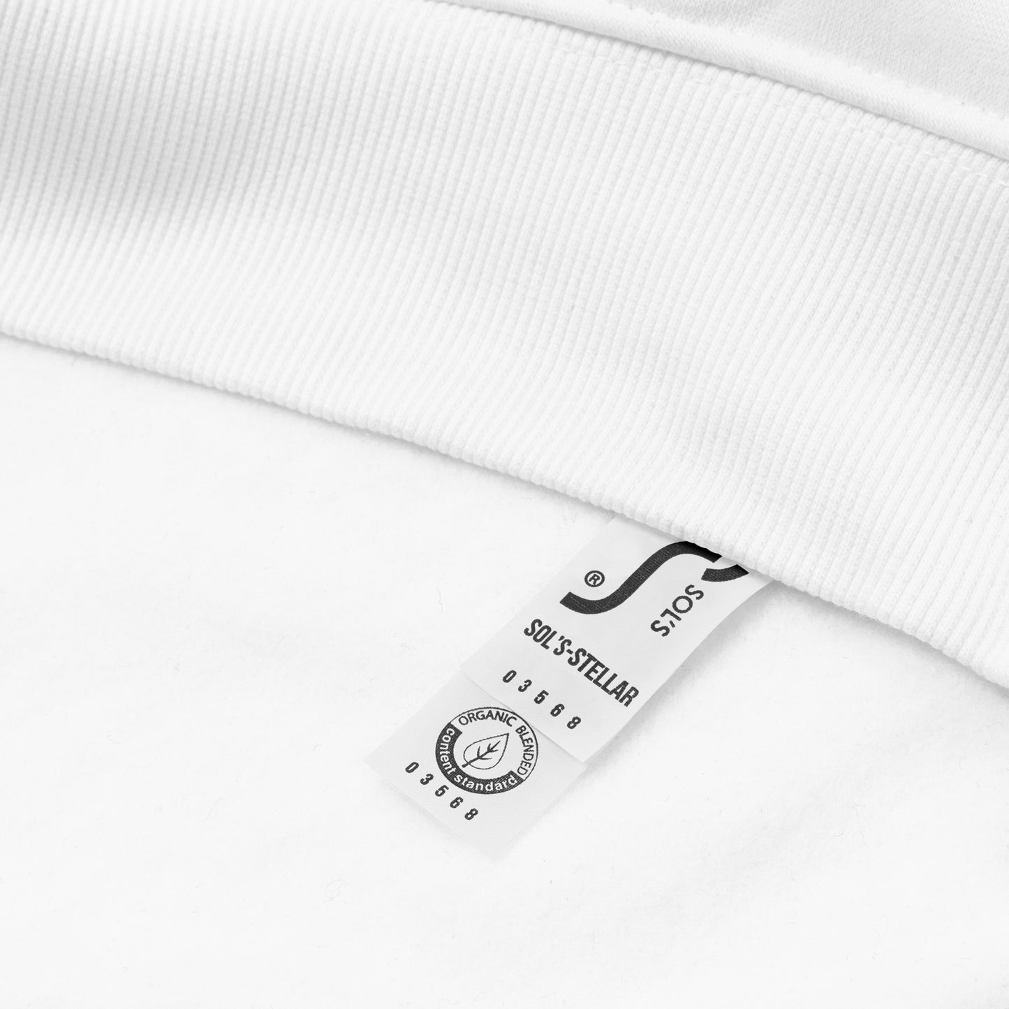 Transparencia en los materiales para garantizar una experiencia eco-friendly. Diseño ergonómico que se adapta a tus movimientos, ideal para el día a día. La sudadera naranja unisex combina la suavidad de sus materiales ecológicos con el arte único del diseño Demonsea, ideal para los días fríos.