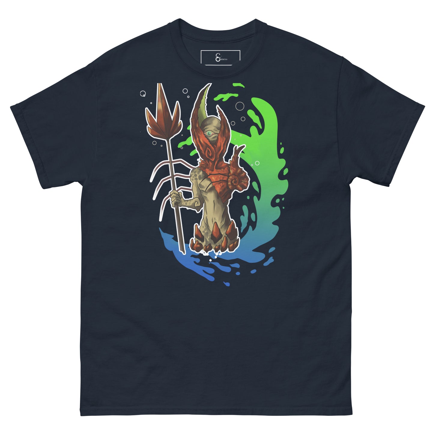 Símera-Art-simera-art.com- La ilustración "El Guardián del Hades" toma el protagonismo en el frente de esta camiseta, destacando cada detalle artístico que cuenta una historia de mitología y fantasía. Ideal para quienes buscan algo único.