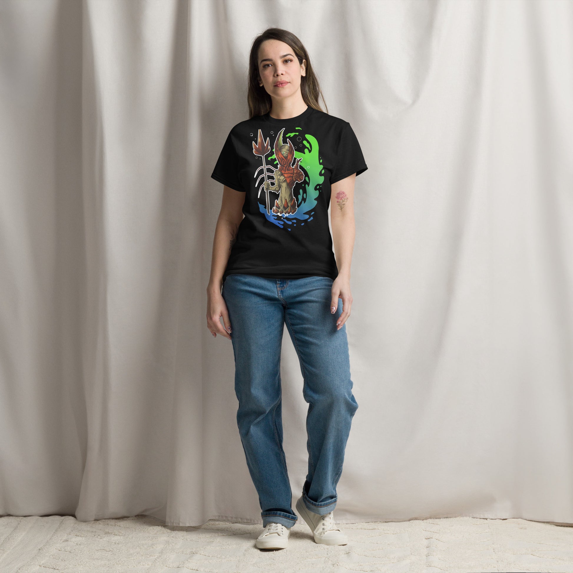 La camiseta "El Guardián del Hades" aporta estilo y comodidad en un corte unisex. Puedes llevarla con pantalones ajustados, faldas o incluso combinarla con chaquetas para un look más versátil.
