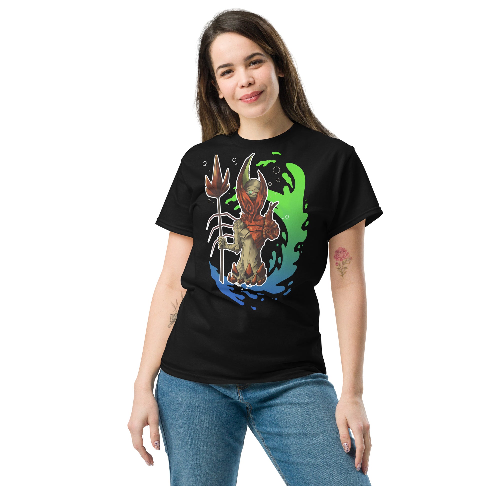 La ilustración "El Guardián del Hades" toma el protagonismo en el frente de esta camiseta, destacando cada detalle artístico que cuenta una historia de mitología y fantasía. Ideal para quienes buscan algo único.