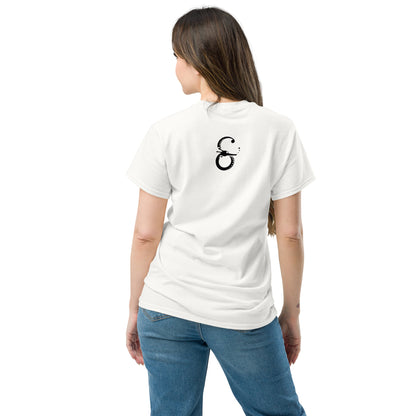 Camiseta Clásica Unisex El Guardián del Hades – Arte y Estilo Atemporal-color blanco-vista de espalda con visión del logo de Símera-colección Símera-Art