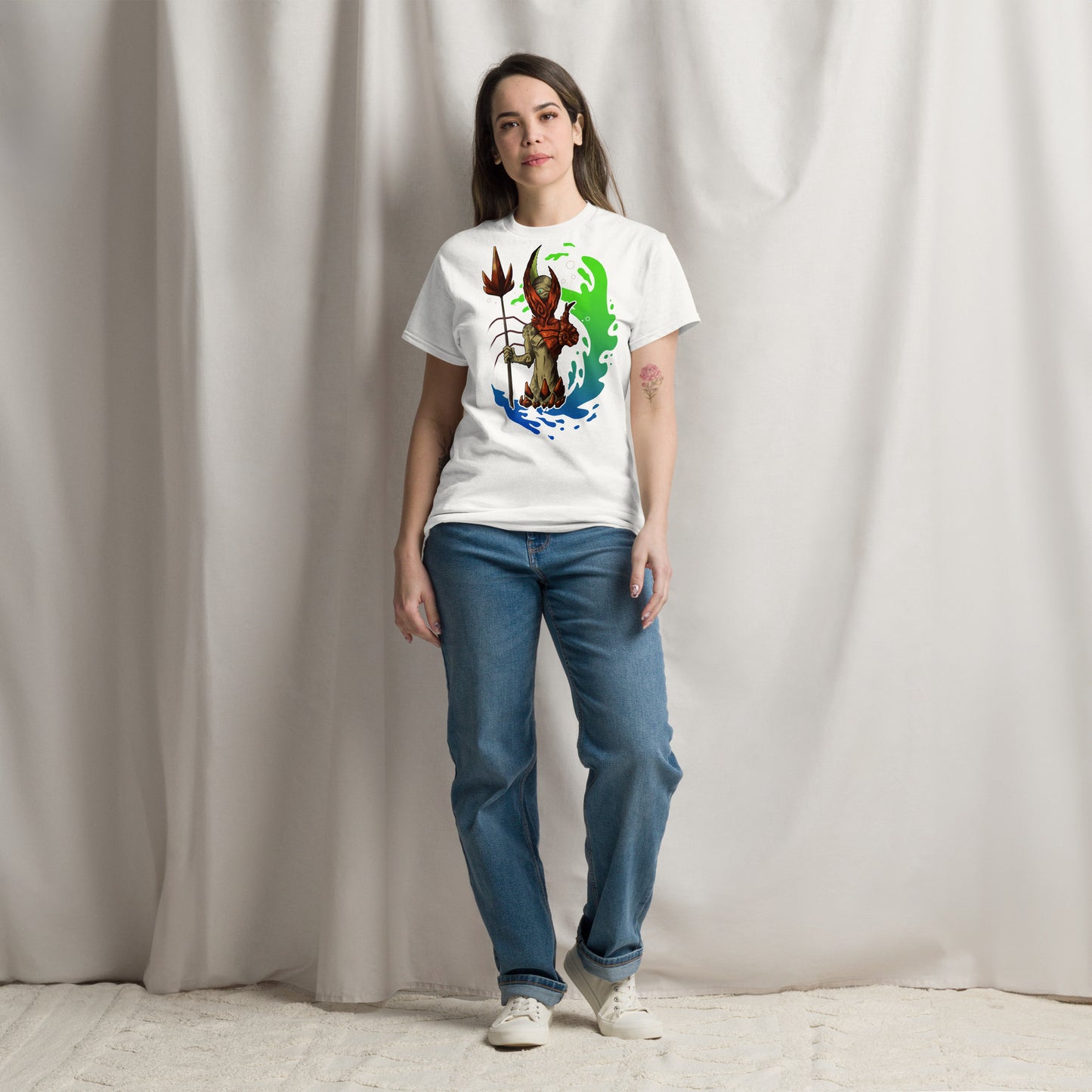 Camiseta Clásica Unisex El Guardián del Hades – Arte y Estilo Atemporal-color blanco-vista de frente de pie, combinada con jeans-colección simera-art.com