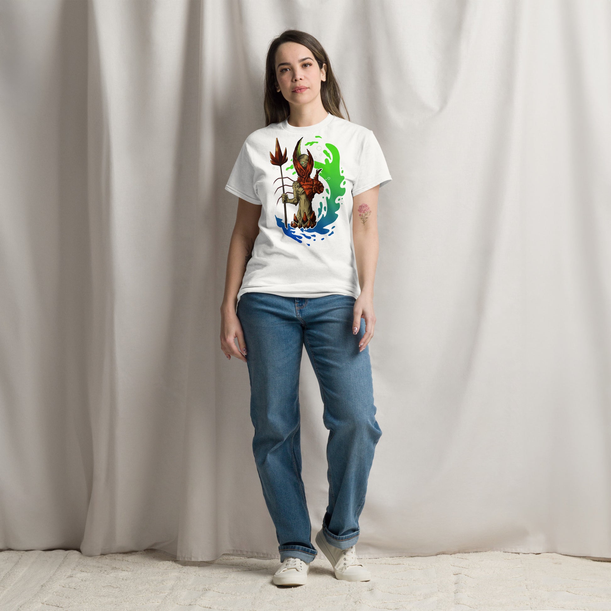 Camiseta Clásica Unisex El Guardián del Hades – Arte y Estilo Atemporal-color blanco-vista de frente de pie, combinada con jeans-colección simera-art.com