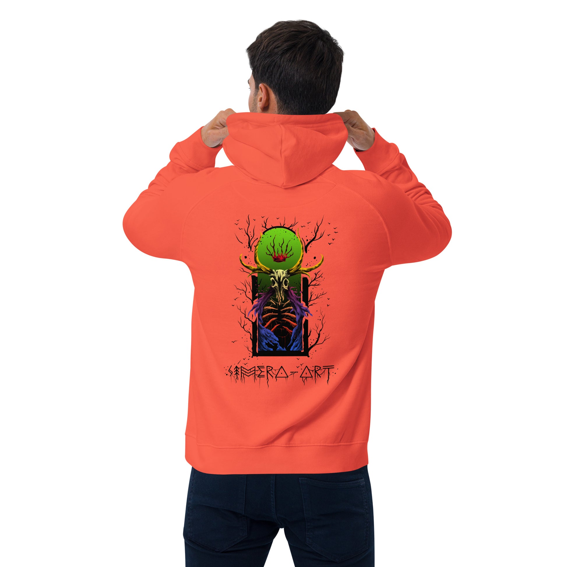 Modelo con sudadera naranja mostrando el diseño de Cernunno en la parte trasera.