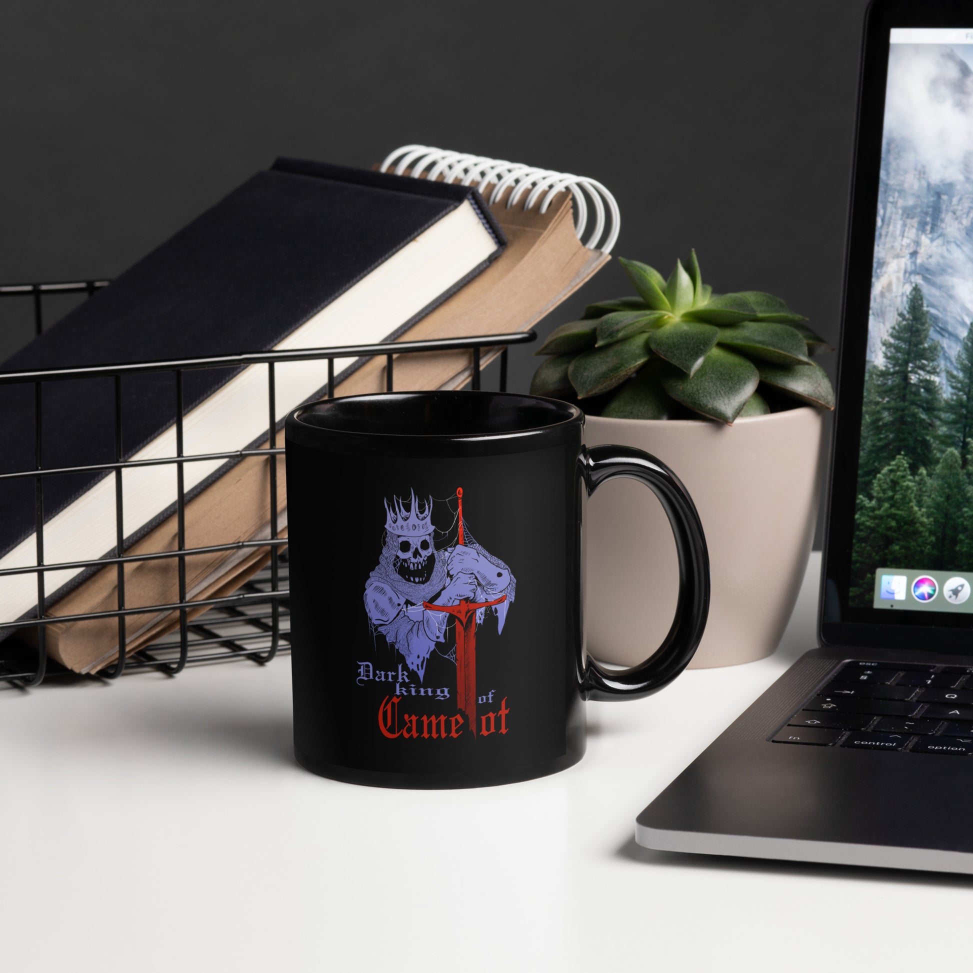 Taza Dark King of Camelot sobre un escritorio: Una combinación de funcionalidad y diseño artístico en un entorno profesional.