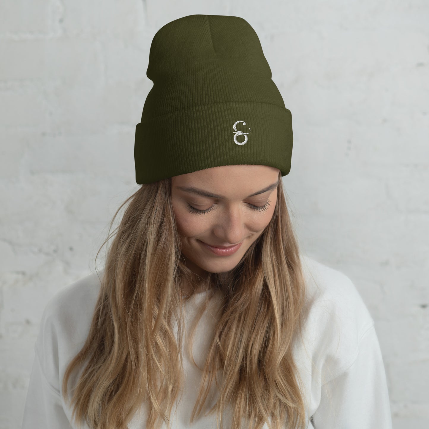 Gorro en color verde olivo, mostrando su estilo versátil la joven modelo.