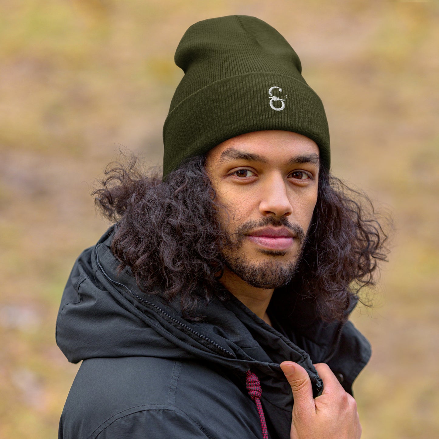 Gorro en color verde olivo, modelo masculino mostrando su estilo versátil.