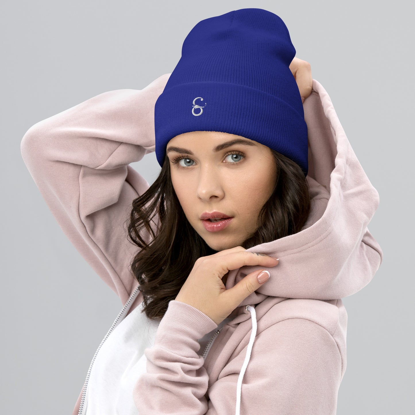 Gorro unisex azul con borde vuelto, modelo femenino luciendo el diseño con una sudadera casual.