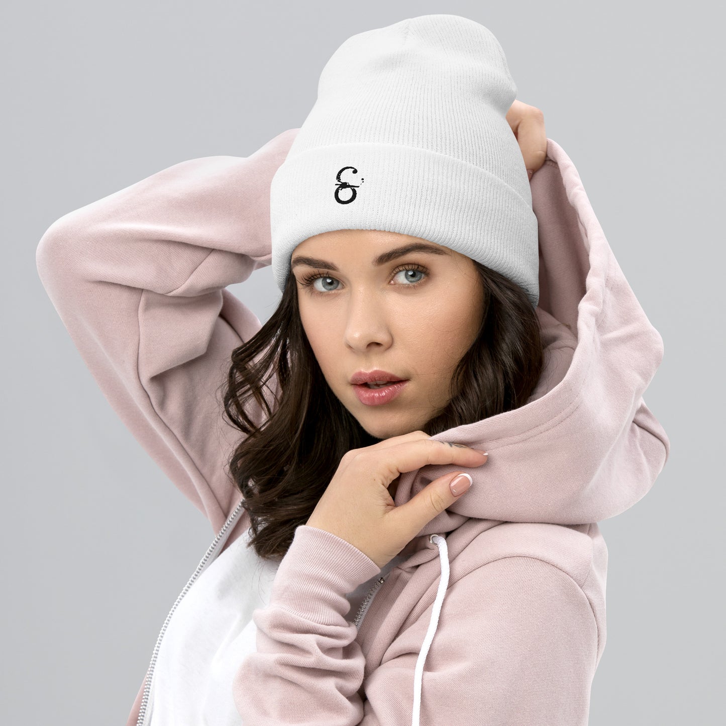 Gorro unisex de punto en color blanco con el logo de Símera elegantemente bordado al frente. Este modelo femenino resalta el diseño con un estilo minimalista y versátil, ideal para complementar cualquier outfit con un toque de sofisticación.