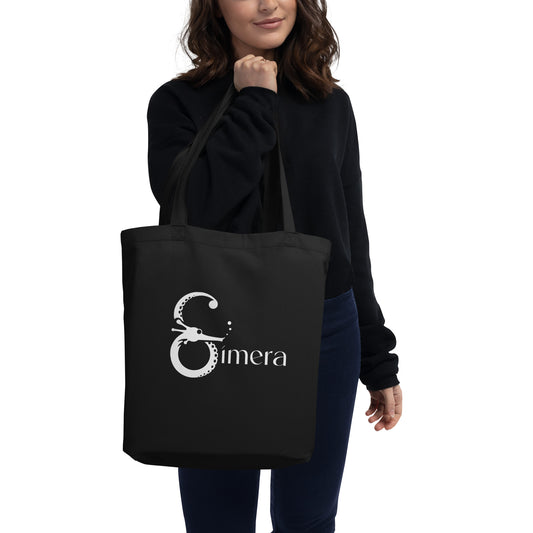 Modelo mostrando la ecobolsa tote negro con el icónico logo de Símera, ideal para un estilo sostenible. Perfecta para acompañarte en tu día a día, ya sea para tus compras, libros o accesorios esenciales, ofreciendo estilo y funcionalidad con un toque ecológico.