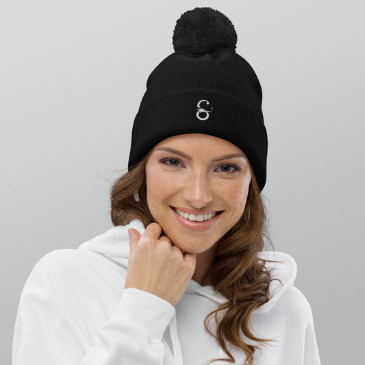 Gorro negro acanalado con pompón, inspirado en el universo de Símera-Art, modelo femenino mostrando su diseño minimalista.