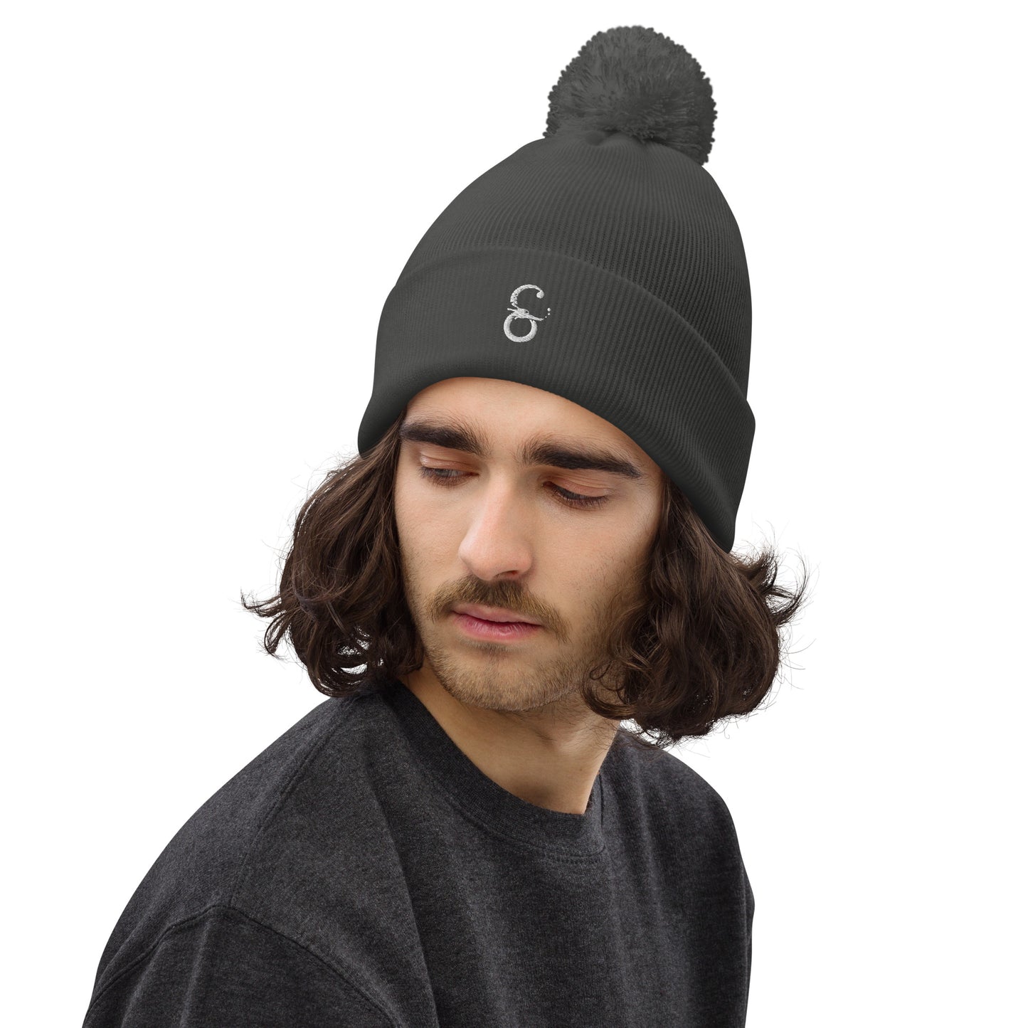 Modelo masculino con gorro gris oscuro, mostrando cómo el diseño Símera-Art aporta estilo y funcionalidad.