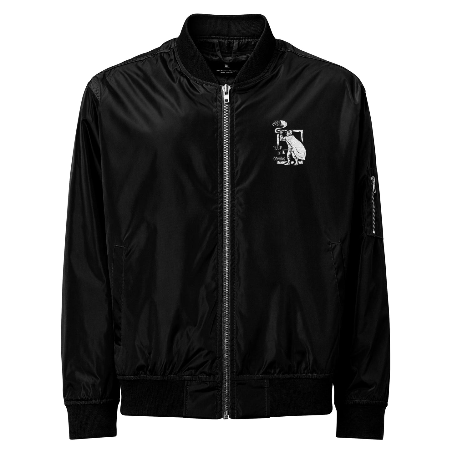 Vista frontal de la chaqueta negra: Chaqueta bomber de poliéster reciclado con un diseño discreto inspirado en el Yule, ideal para un estilo elegante y moderno.