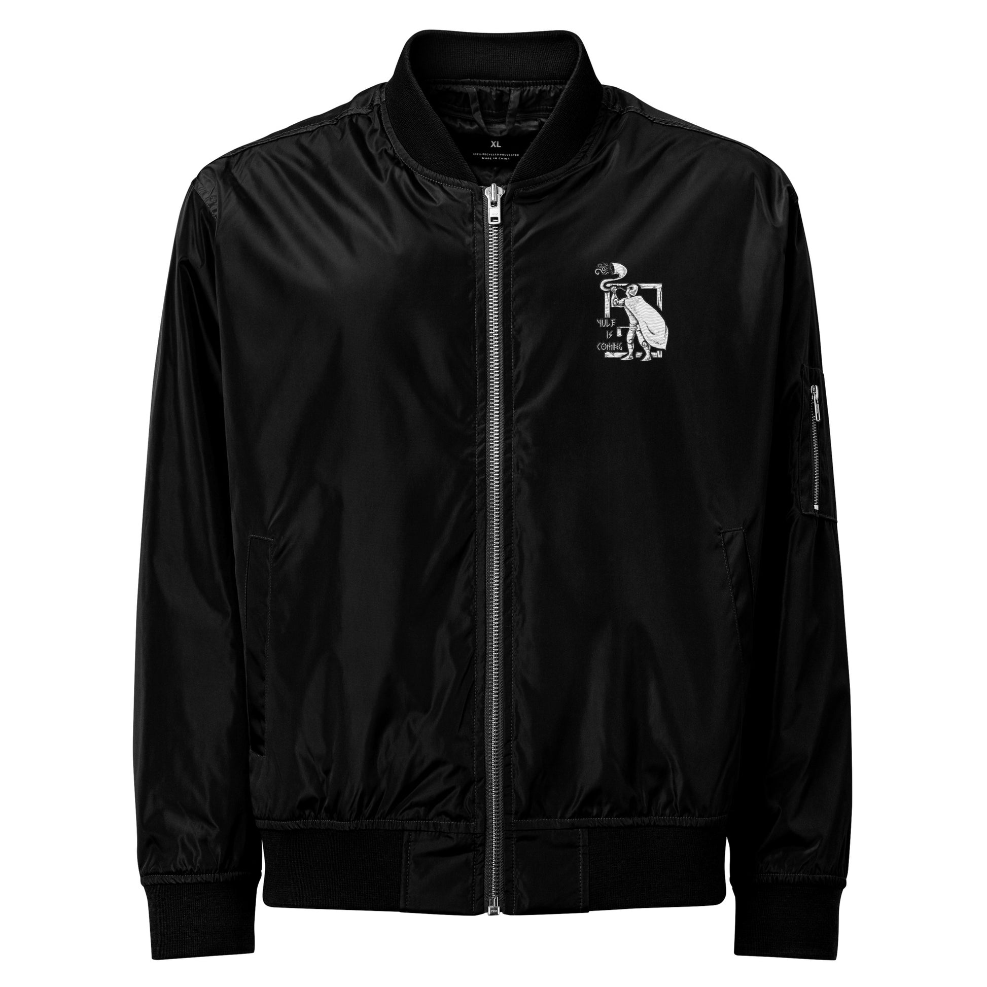 Vista frontal de la chaqueta negra: Chaqueta bomber de poliéster reciclado con un diseño discreto inspirado en el Yule, ideal para un estilo elegante y moderno.