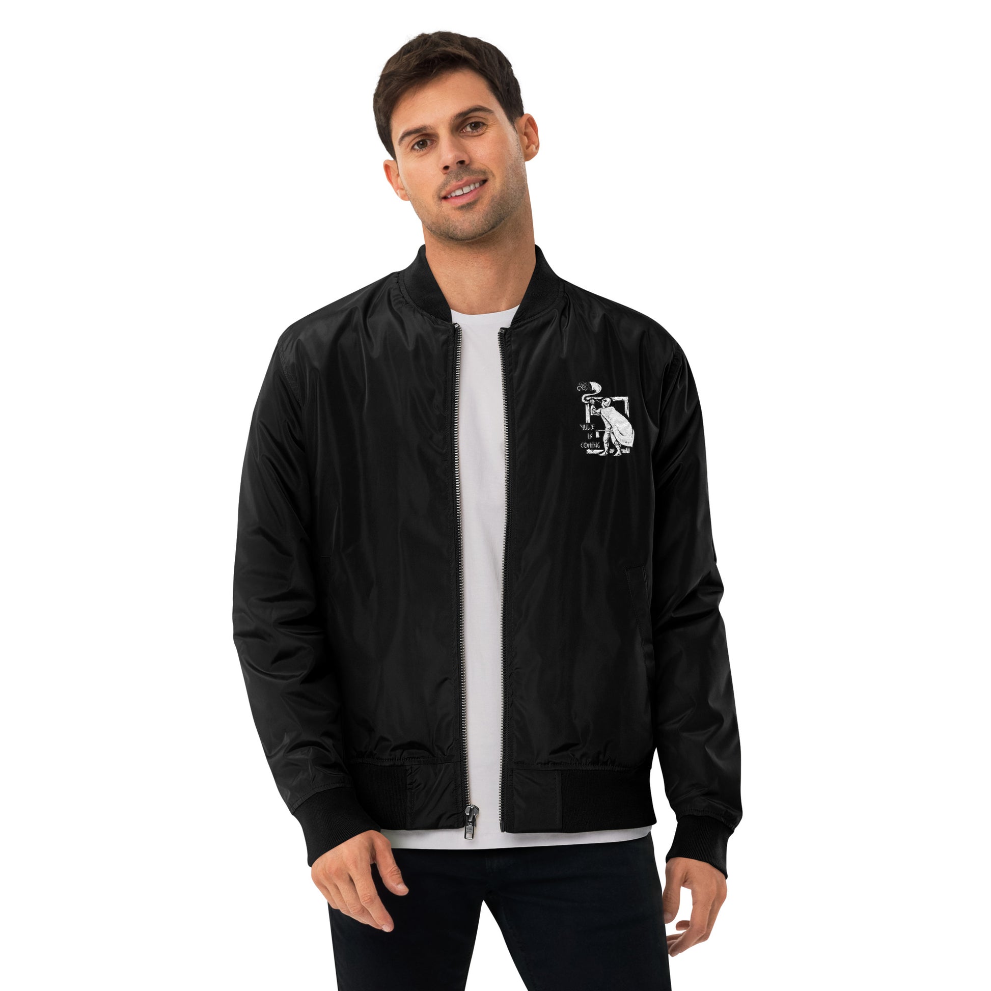 Vista frontal de la chaqueta negra: Chaqueta bomber de poliéster reciclado con un diseño discreto inspirado en el Yule, ideal para un estilo elegante y moderno.