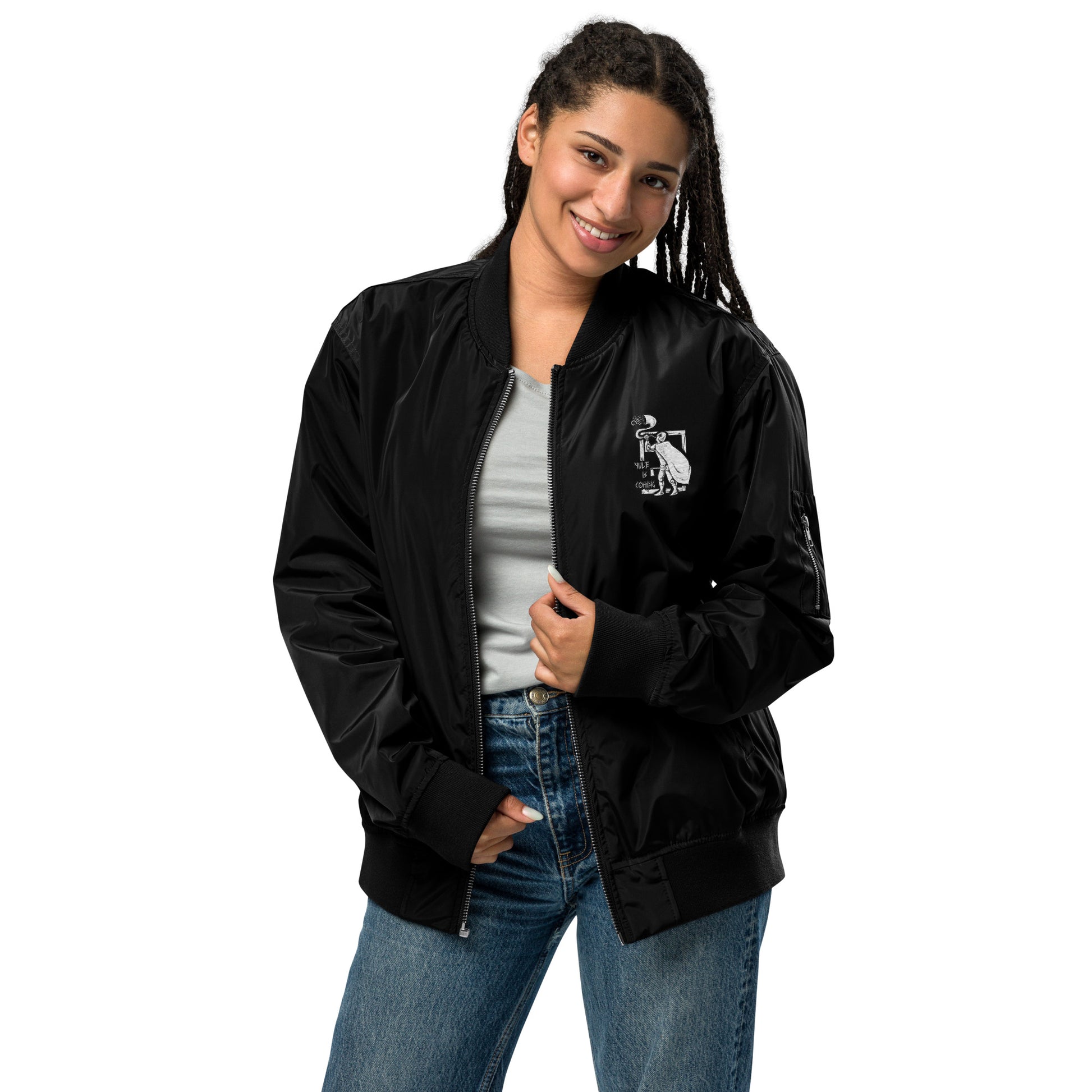 Vista frontal de la chaqueta negra: Chaqueta bomber de poliéster reciclado con un diseño discreto inspirado en el Yule, ideal para un estilo elegante y moderno.