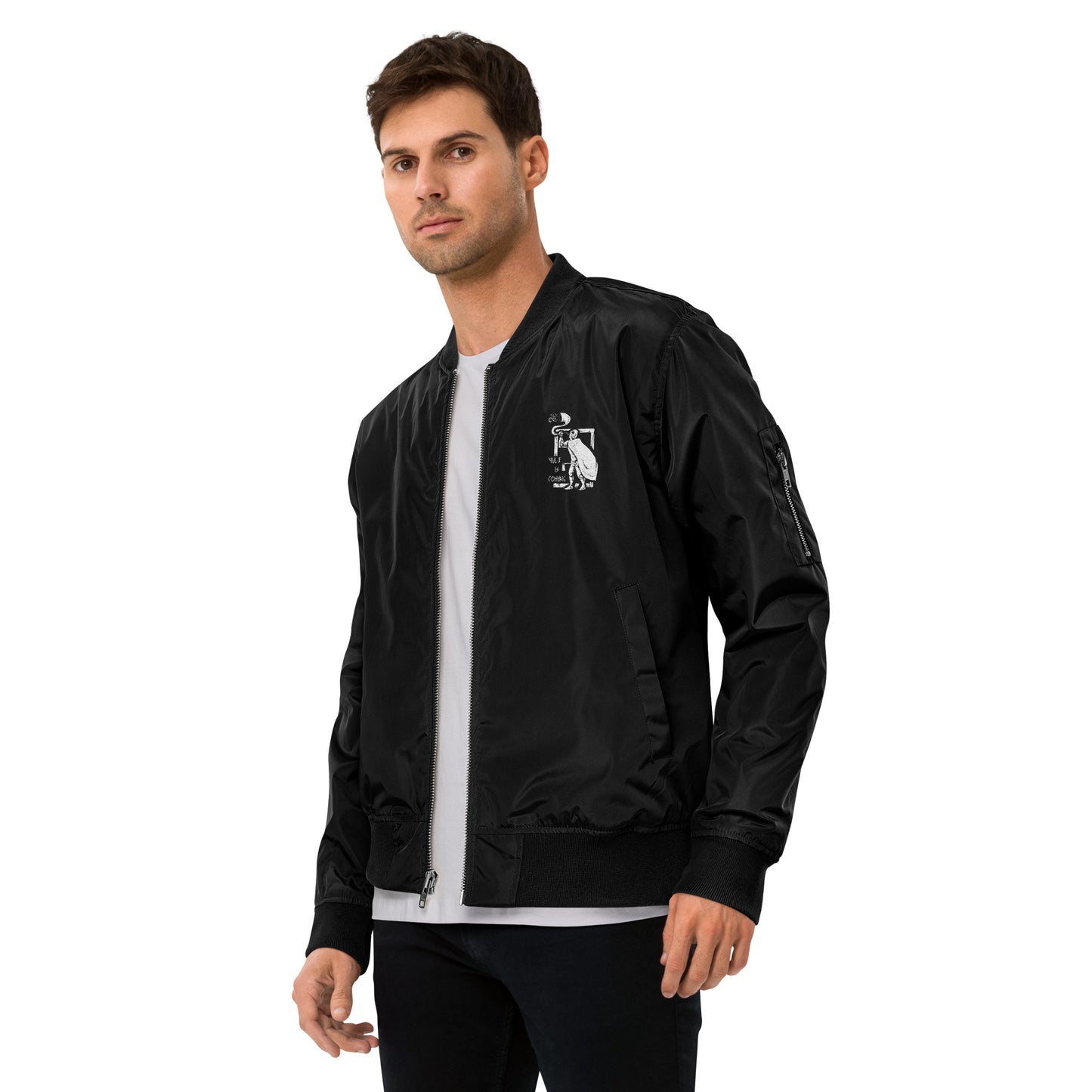 Vista frontal de la chaqueta negra: Chaqueta bomber de poliéster reciclado con un diseño discreto inspirado en el Yule, ideal para un estilo elegante y moderno.