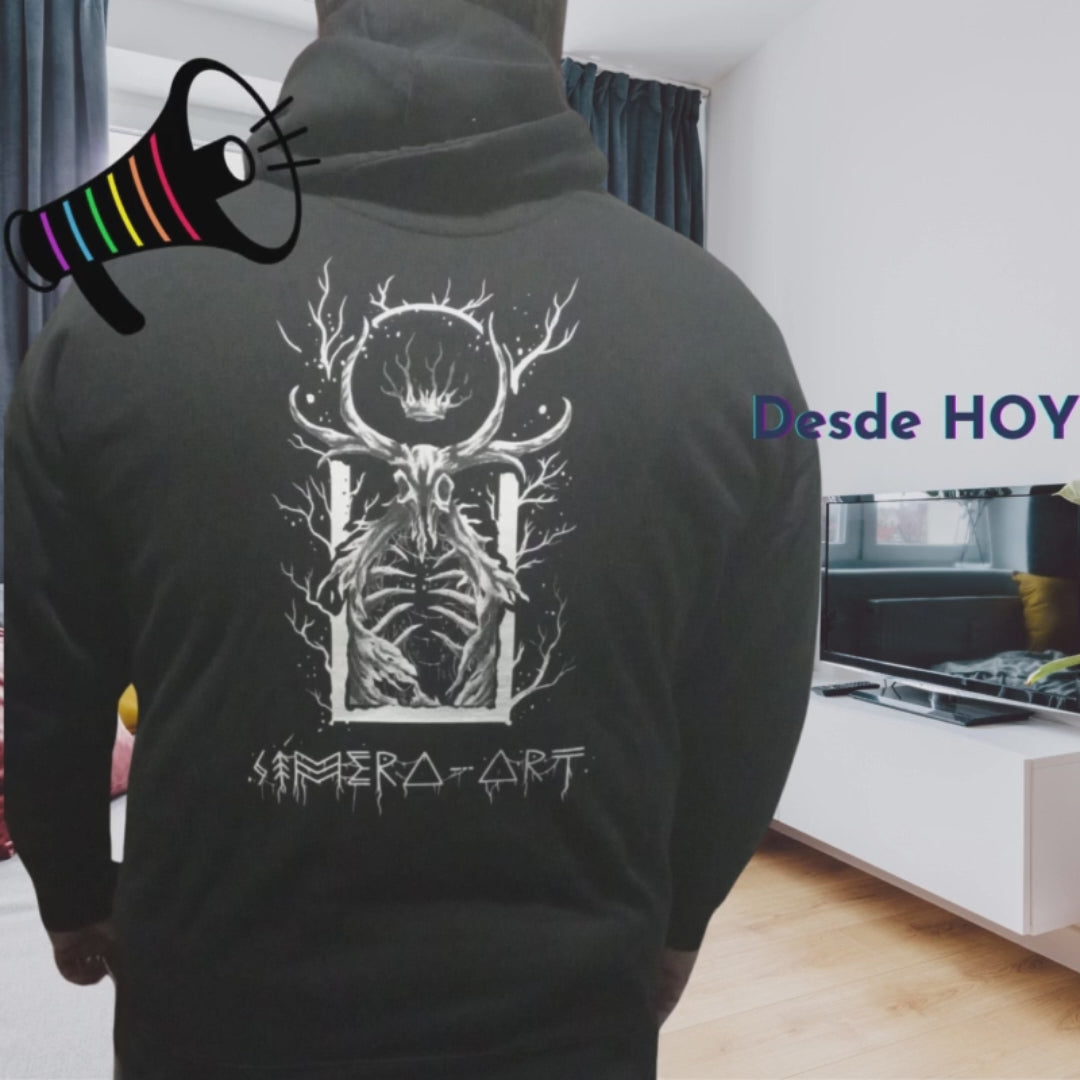 Cargar video: ¡Participa en nuestro gran sorteo y gana esta increíble sudadera XL de Símera-Art!Premio: Una exclusiva sudadera inspirada en el dios celta del bosque, Cernunnos.Duración: Desde hoy hasta el 31 de enero de 2025.Ganador: Será anunciado el 1 de febrero de 2025.¿Cómo participar?Síguenos en Instagram y TikTok.Dale like a nuestras publicaciones.Suscríbete con tu Correo en nuestra tienda simera-art.com.Llena el formulario de inscripción.Inspirada en el poderoso dios celta del bosque, esta prenda no solo destaca por su impresionante arte gráfico, sino también por su confección de alta calidad, que te asegura confort y calidez en los días más fríos. ¡No te lo pierdas! Participa ahora y sé parte de la magia de Símera-Art. ¡Haz clic y únete al sorteo hoy mismo!