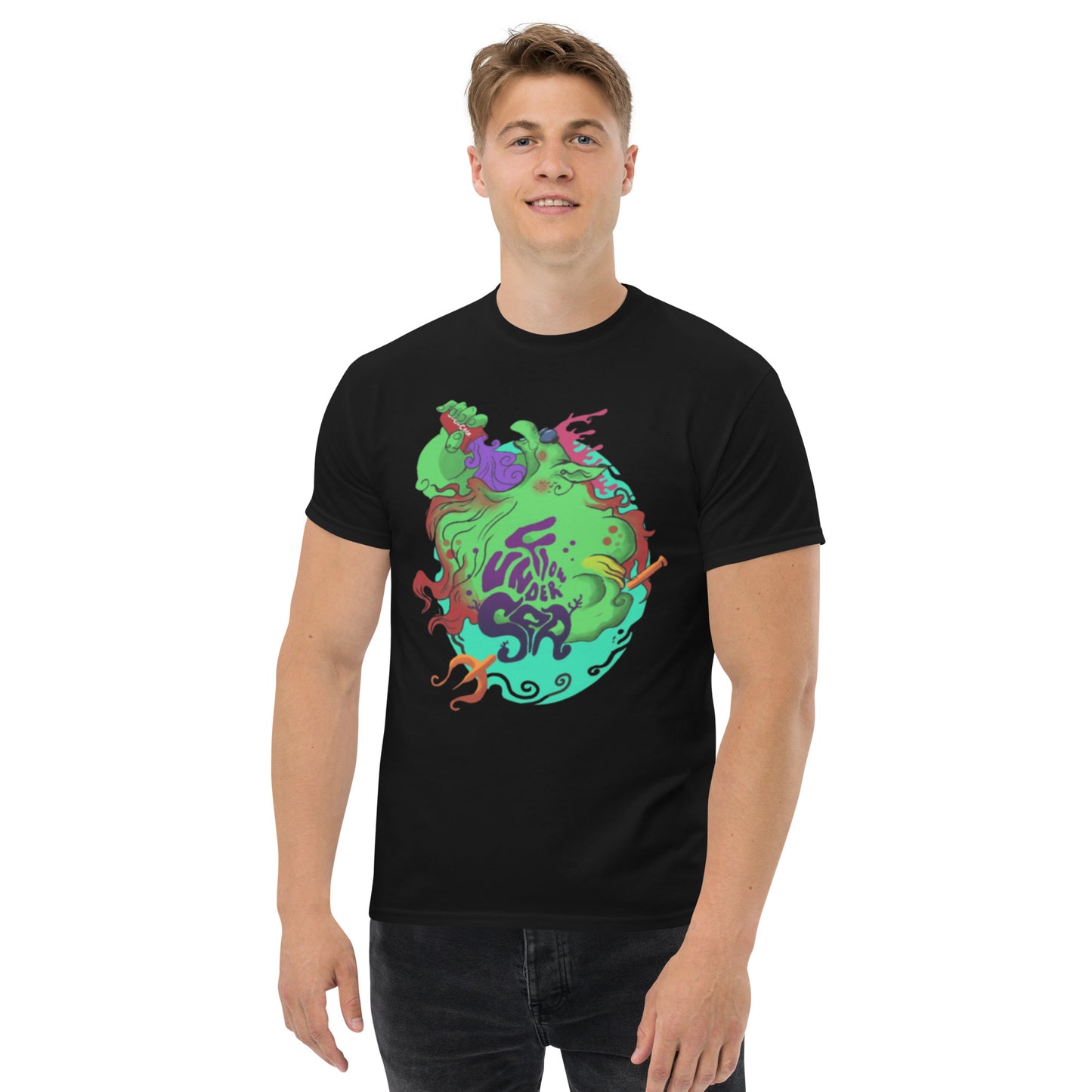 Vista frontal de la camiseta negra con el diseño Flow Under Sea, perfecta para quienes aman el estilo y el arte.