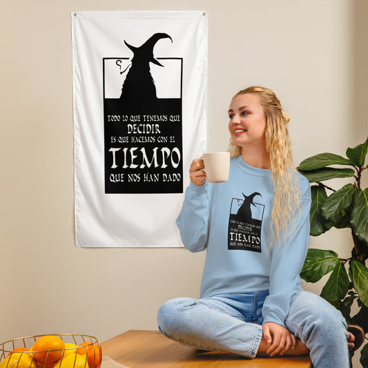 Modelo luciendo la sudadera Gandalf en azul claro, destacando su estilo cómodo y el diseño frontal.