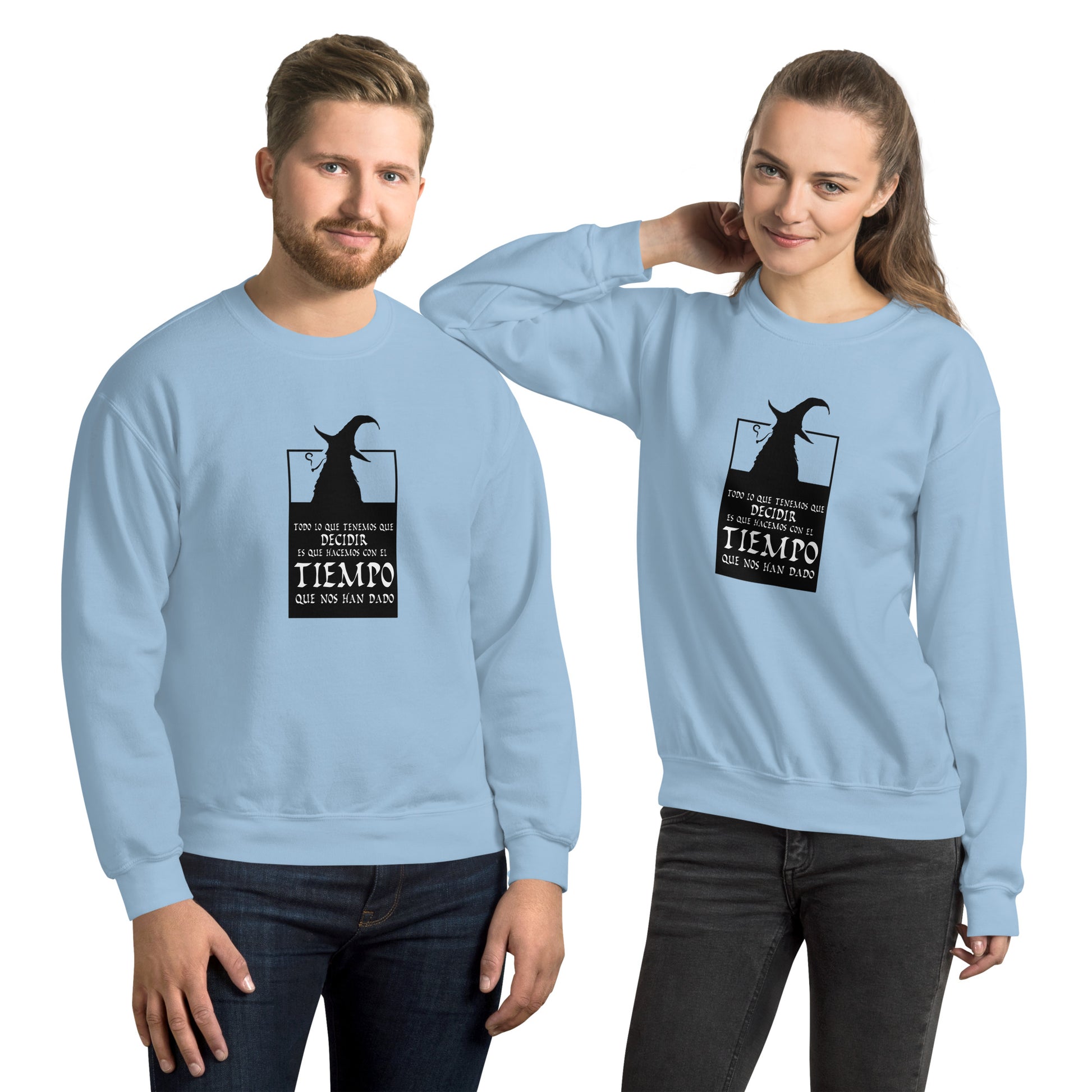 Frontal de la sudadera unisex Gandalf en color azul claro, mostrando un diseño icónico inspirado en el personaje de Gandalf y texto motivacional.