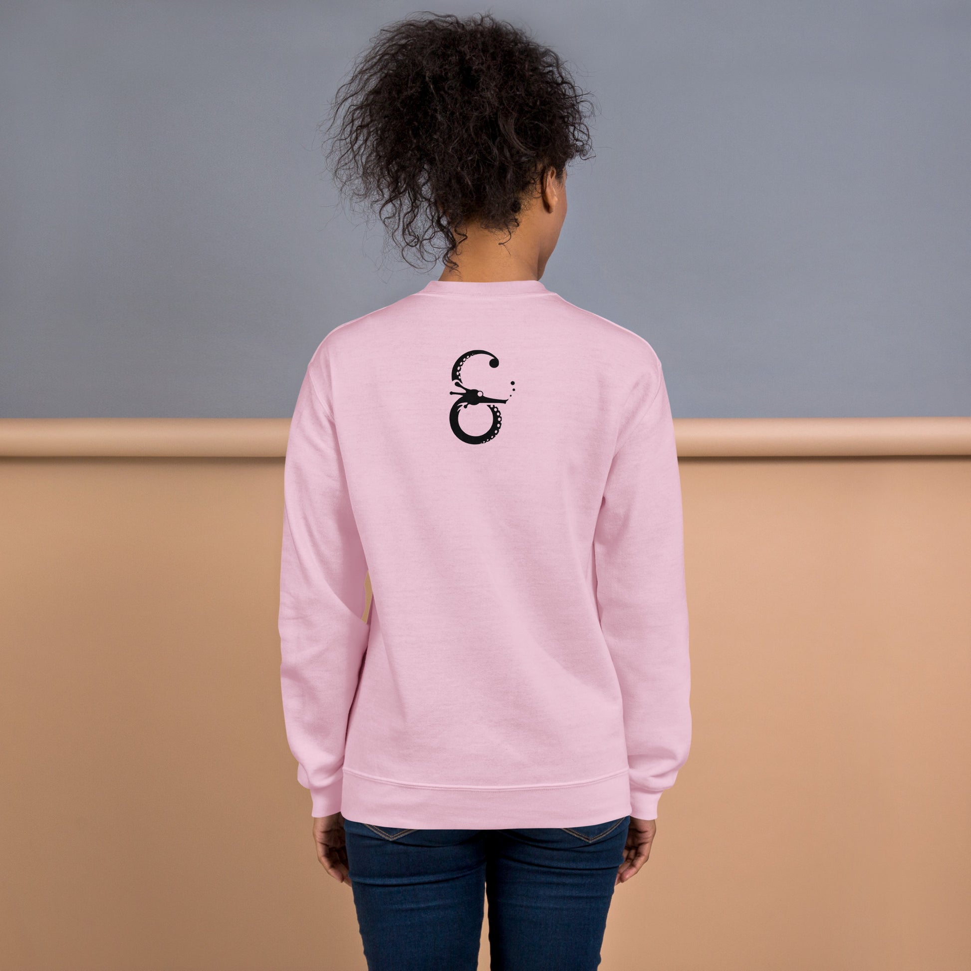 Vista trasera de la sudadera unisex Gandalf en color rosa, destacando el logo símera-art y su ajuste clásico y tejido de calidad.