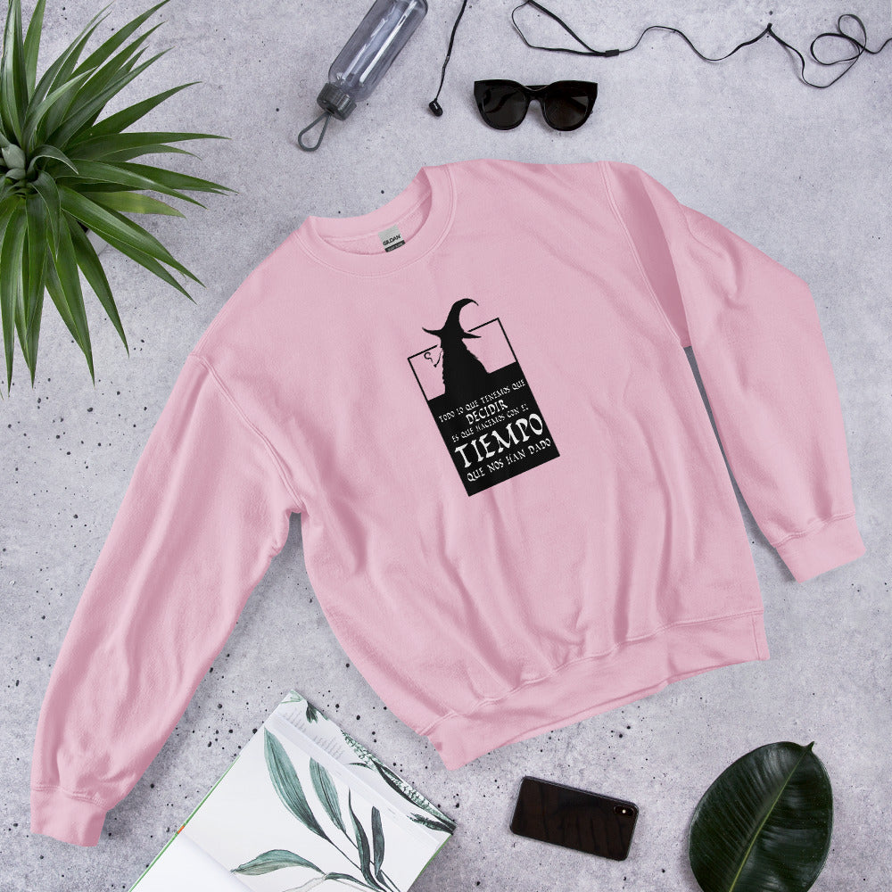 Sudadera unisex Gandalf en color rosa claro colocada sobre una superficie plana, destacando el diseño visualmente.