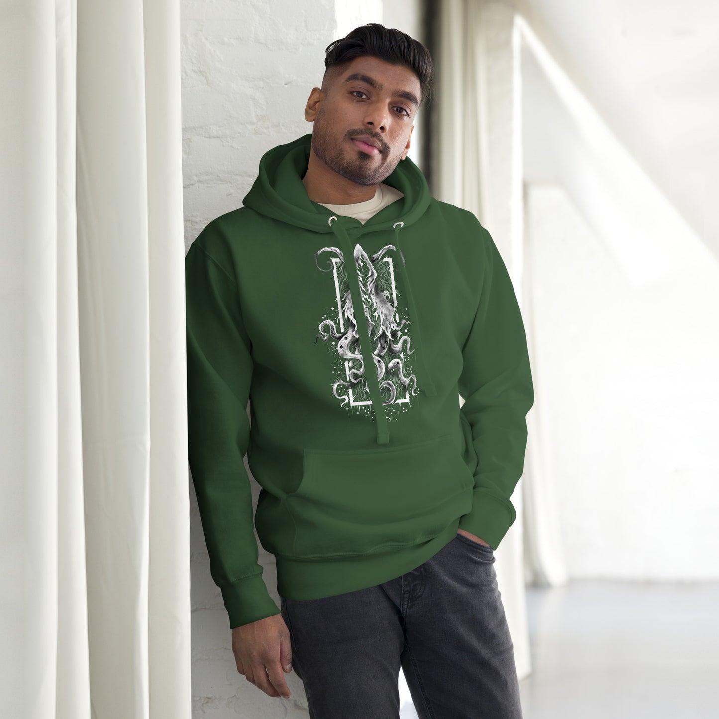 Modelo masculino usando la sudadera con capucha Dictador Cósmico en color verde, mostrando el diseño en el centro del pecho.