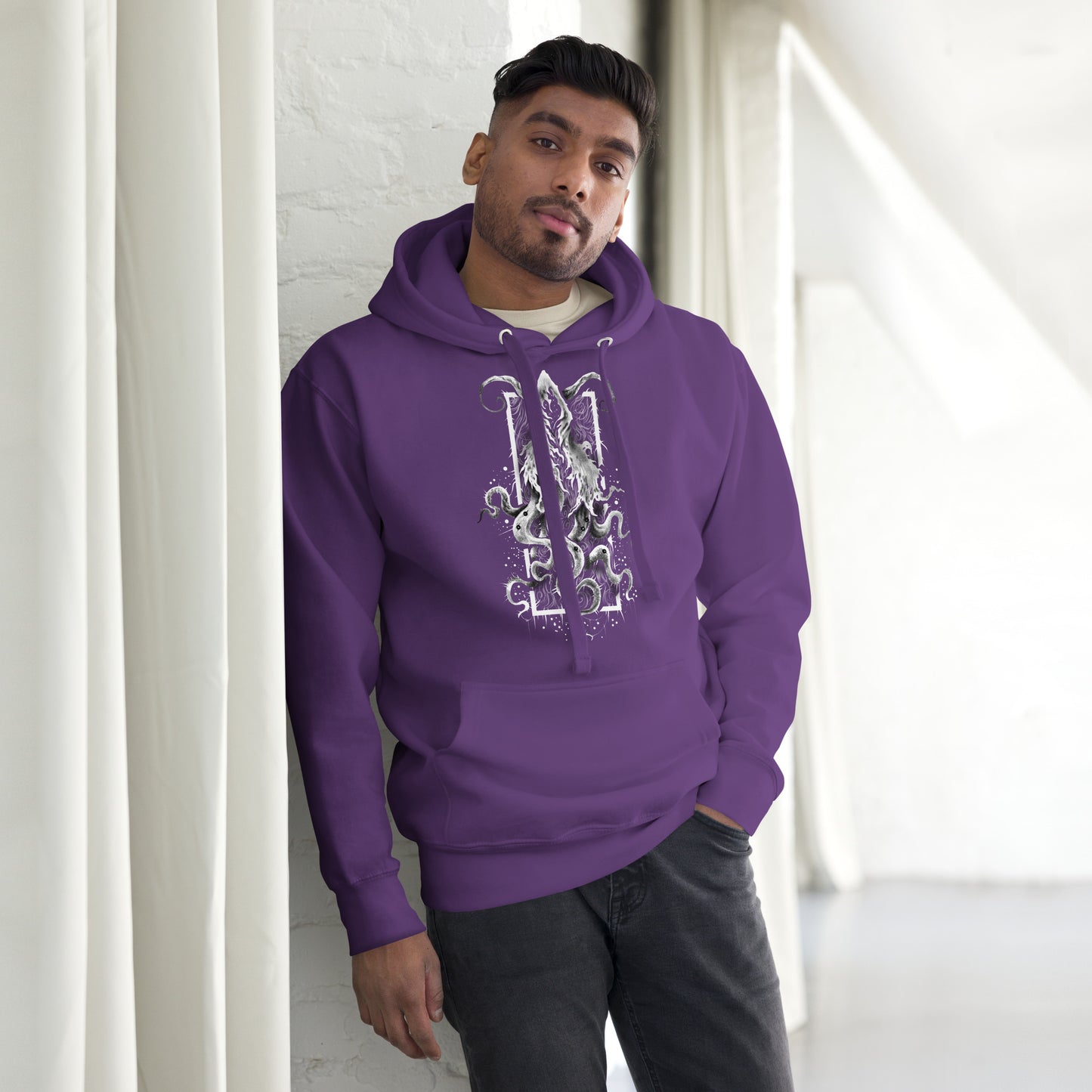 Modelo masculino usando la sudadera con capucha Dictador Cósmico en color morada, mostrando el diseño en el centro del pecho.