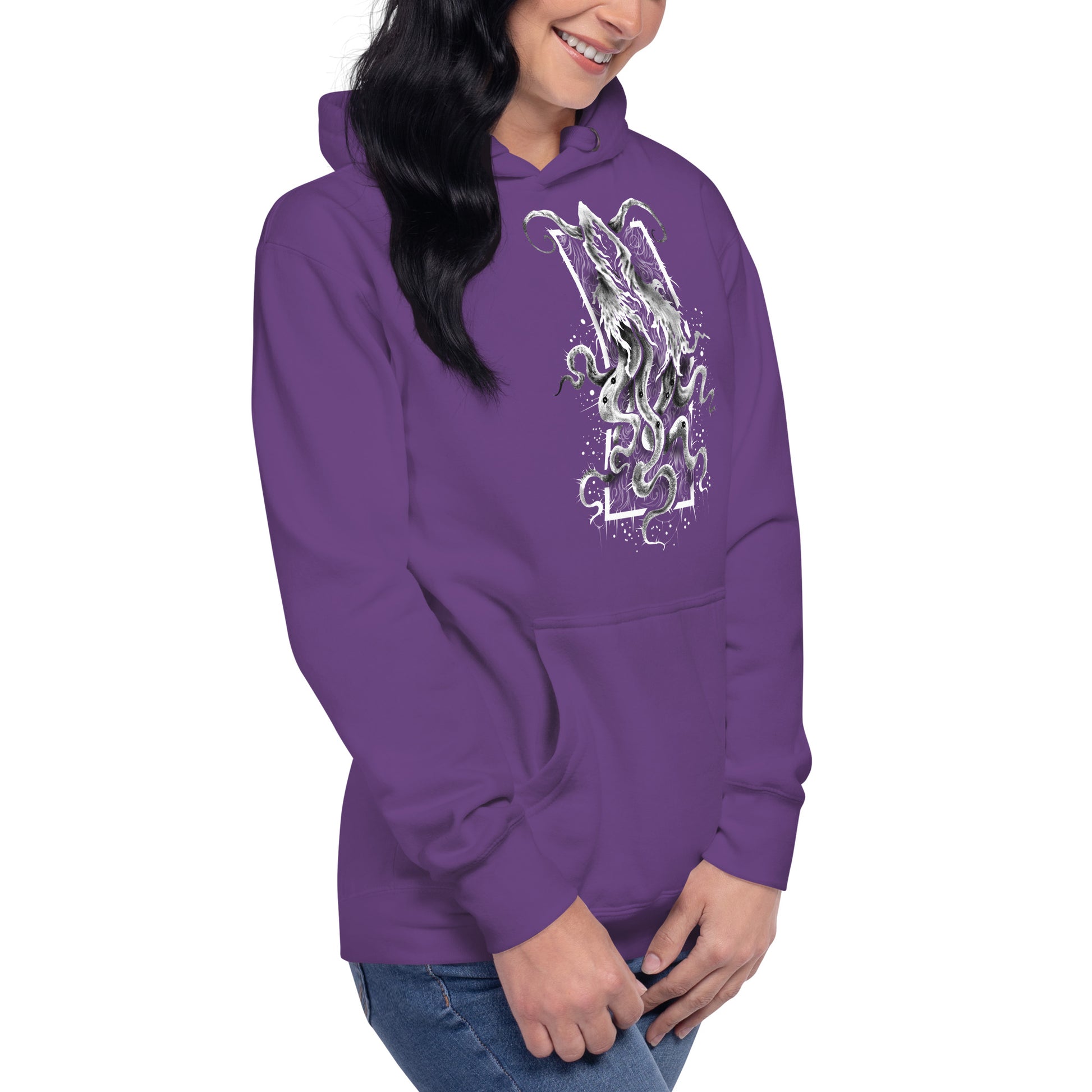 Modelo femenino usando la sudadera con capucha morada, ideal para looks casuales.